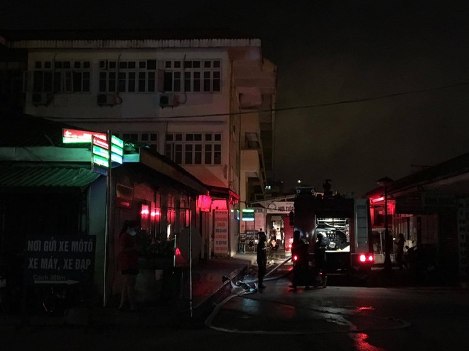 Khoa khám bệnh ở Bệnh viện Bạch Mai bất ngờ bốc cháy trong đêm - Ảnh 3.