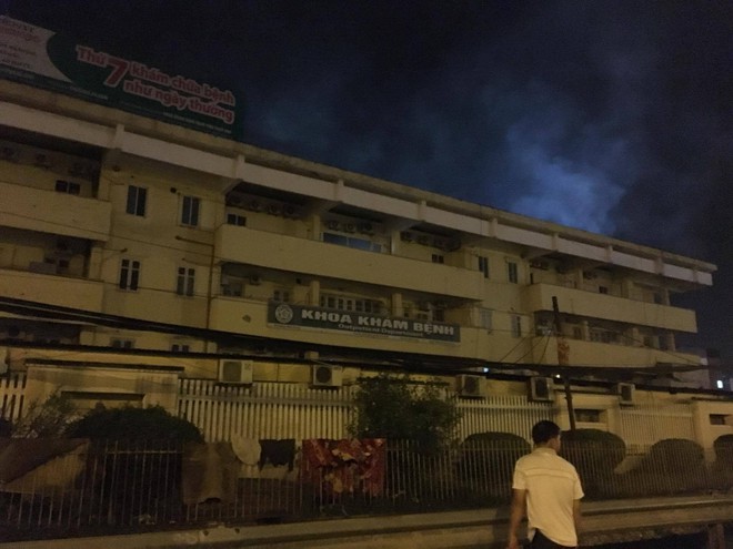 Khoa khám bệnh ở Bệnh viện Bạch Mai bất ngờ bốc cháy trong đêm - Ảnh 4.