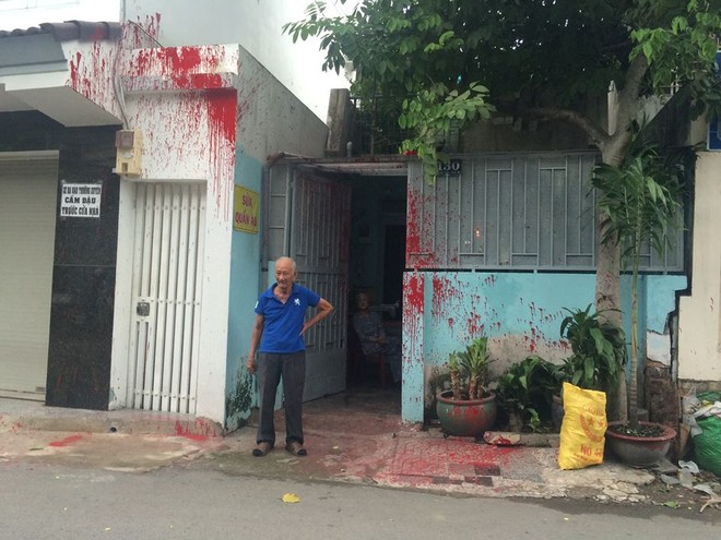 Cặp vợ chồng già 85 tuổi ở Sài Gòn nhiều lần bị tạt sơn vào nhà, nghi do con gái chưa trả hết nợ - Ảnh 1.