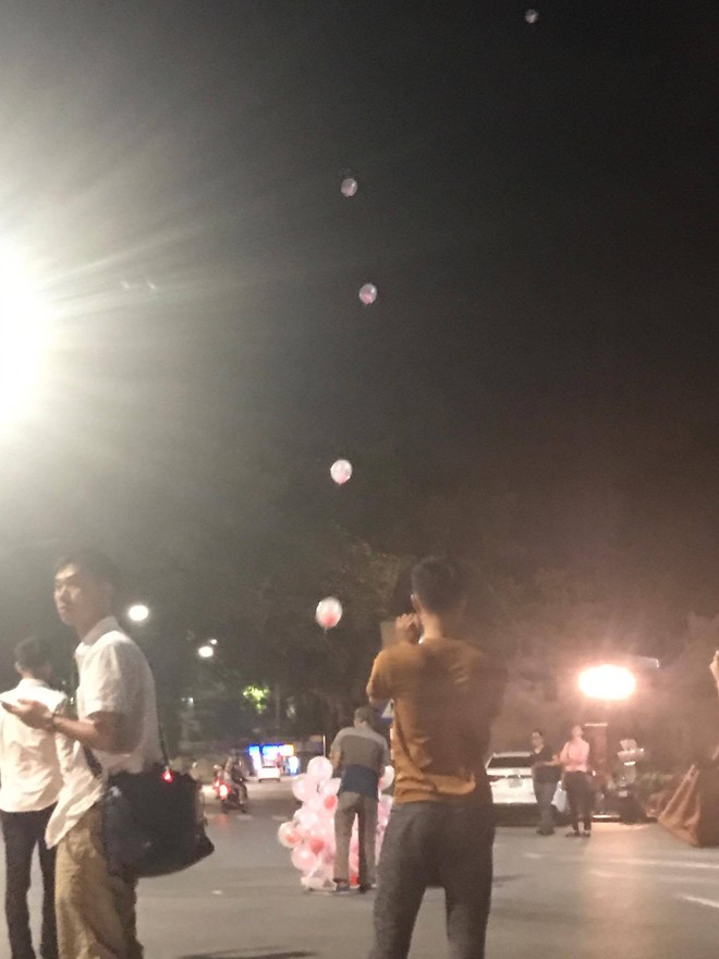 Ch&aacute;n nản v&igrave; b&aacute;n ế, cụ gi&agrave; kh&ocirc;ng ngờ lại được ch&agrave;ng trai mua hết tất cả số b&oacute;ng bay c&ograve;n lại - Ảnh 2.