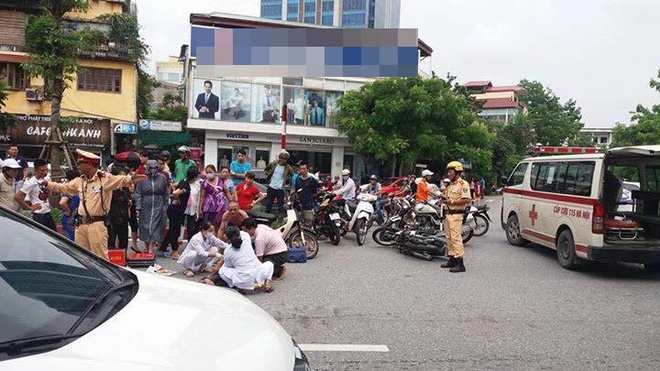 H&agrave; Nội: Đ&acirc;m v&agrave;o đu&ocirc;i xe m&aacute;y, người đ&agrave;n &ocirc;ng trung tuổi nguy kịch - Ảnh 1.