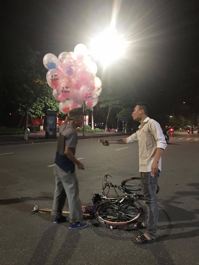 Ch&aacute;n nản v&igrave; b&aacute;n ế, cụ gi&agrave; kh&ocirc;ng ngờ lại được ch&agrave;ng trai mua hết tất cả số b&oacute;ng bay c&ograve;n lại - Ảnh 4.