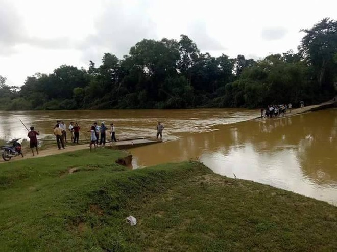 H&agrave; Tĩnh: 3 mẹ con bị nước lũ cuốn tr&ocirc;i khi đi qua cầu tr&agrave;n, nam sinh 17 tuổi mất t&iacute;ch - Ảnh 1.
