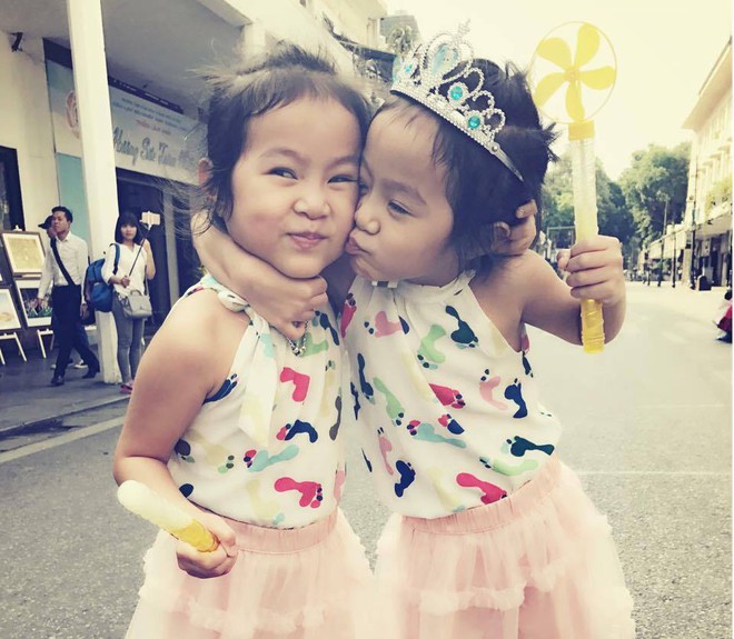 Clip đ&aacute;ng y&ecirc;u của c&ocirc; b&eacute; 4 tuổi l&yacute; sự bắt chị g&aacute;i nhận lỗi trước mẹ h&uacute;t triệu view - Ảnh 5.