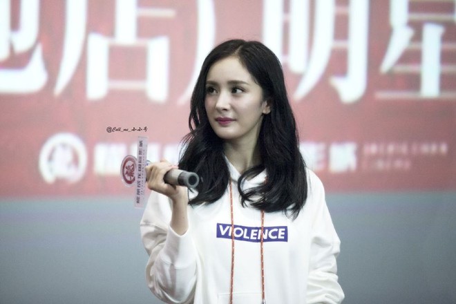Dương Mịch vất vả tho&aacute;t khỏi v&ograve;ng v&acirc;y h&agrave;ng trăm fan b&aacute;m chặt xe đưa đ&oacute;n - Ảnh 1.