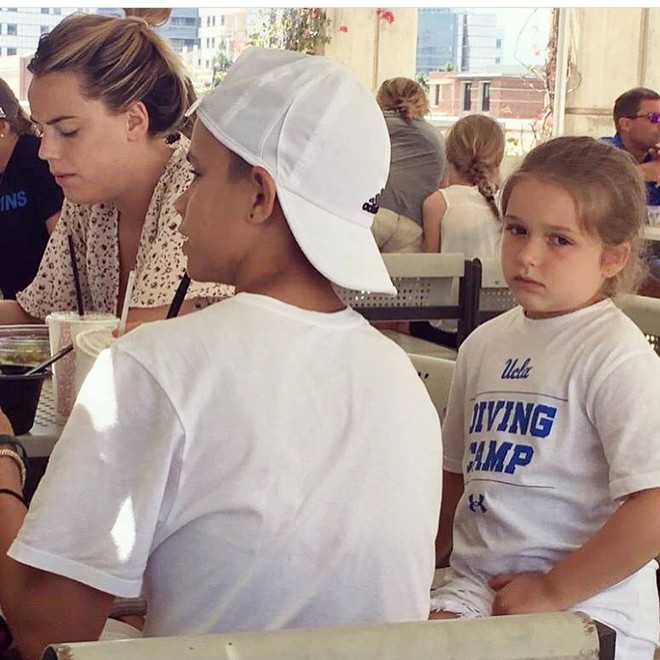 Harper Beckham xuất hiện phúng phính đáng yêu khi đi ăn cùng gia đình - Ảnh 5.