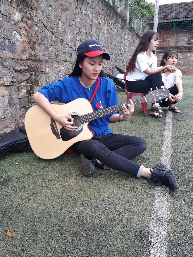 10X T&acirc;y Nguy&ecirc;n đốn tim d&acirc;n mạng bằng loạt clip tự đệm guitar khoe giọng h&aacute;t ngọt lịm - Ảnh 12.