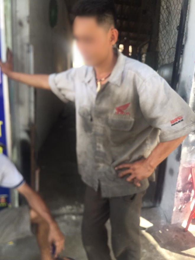 Người đ&agrave;n &ocirc;ng chửi bậy, cầm ch&iacute;ch điện đe dọa vợ cũ trước mặt con nhỏ: T&ocirc;i chỉ h&ugrave; th&ocirc;i chứ đ&acirc;u d&aacute;m l&agrave;m g&igrave; - Ảnh 4.