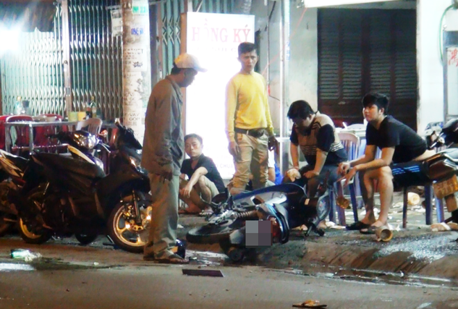 Hai nhóm thanh niên hỗn chiến trong đêm tại quán hủ tiếu ở Sài Gòn - Ảnh 2.