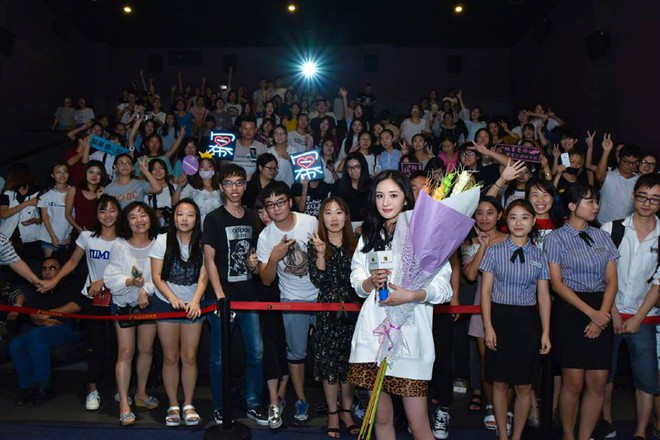 Dương Mịch vất vả tho&aacute;t khỏi v&ograve;ng v&acirc;y h&agrave;ng trăm fan b&aacute;m chặt xe đưa đ&oacute;n - Ảnh 3.