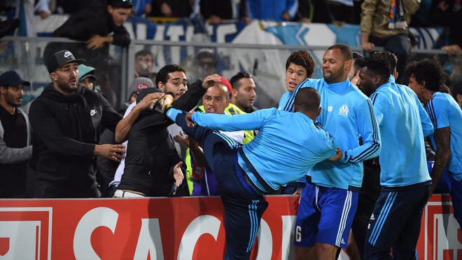 Evra bị treo gi&ograve; 7 th&aacute;ng, bị Marseille hủy hợp đồng: Đạp một ph&aacute;t, tan n&aacute;t lu&ocirc;n sự nghiệp - Ảnh 1.