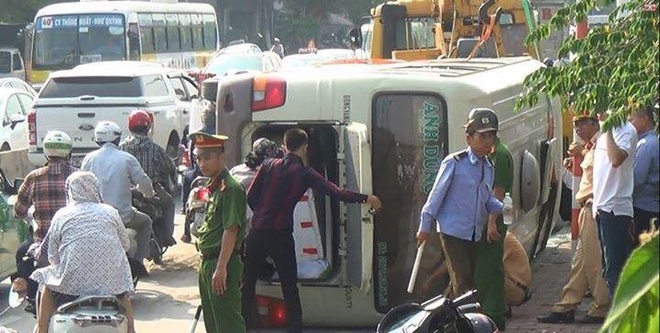 Hà Nội: Hành khách la hét kêu cứu trong chiếc xe khách 29 chỗ bị lật giữa đường - Ảnh 2.