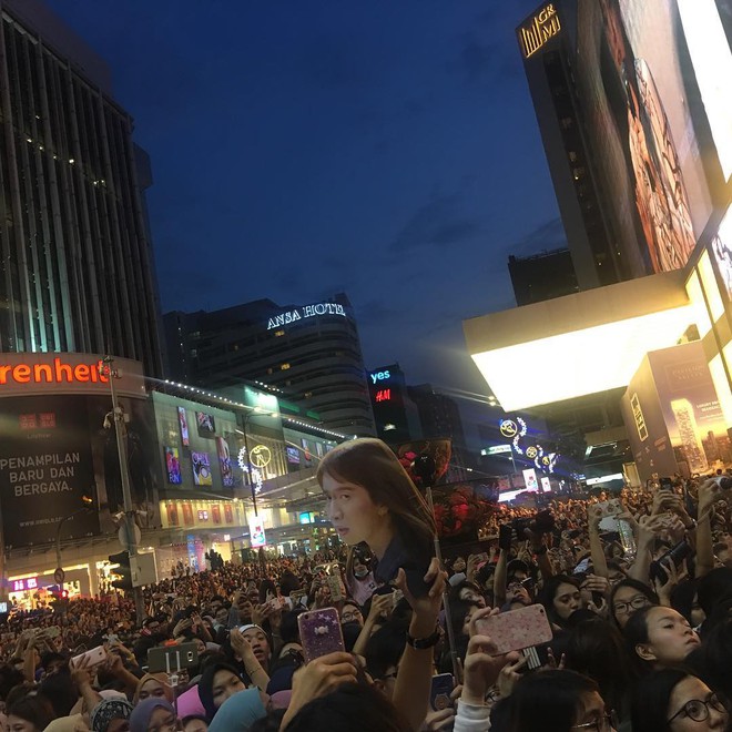Đám đông 10.000 fan siêu khủng gây náo loạn khu thương mại lớn vì đón Song Joong Ki và các nghệ sĩ hạng A - Ảnh 9.