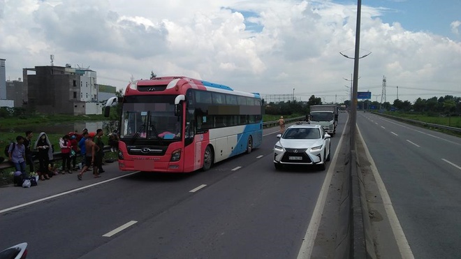 TP.HCM: Va chạm với xe khách, người đàn ông đi xe máy có biểu hiện say xỉn trượt dài 20m tử vong - Ảnh 1.