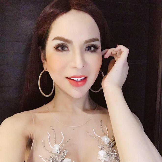 Lin Da - hotgirl chuyển giới 1 triệu followers bất ngờ chia sẻ ảnh mặt biến dạng sau khi nạo silicon - Ảnh 1.