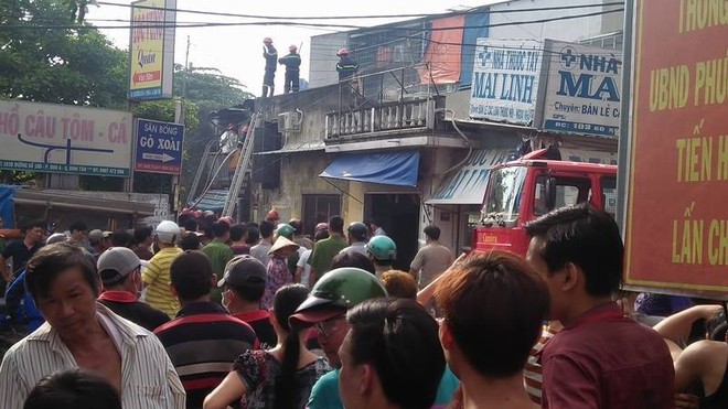 B&agrave; bồng ch&aacute;u 2 tuổi chạy tho&aacute;t th&acirc;n khỏi căn nh&agrave; bốc ch&aacute;y dữ dội ở S&agrave;i G&ograve;n - Ảnh 1.