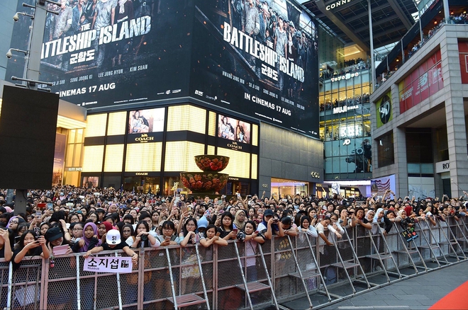 Đám đông 10.000 fan siêu khủng gây náo loạn khu thương mại lớn vì đón Song Joong Ki và các nghệ sĩ hạng A - Ảnh 7.