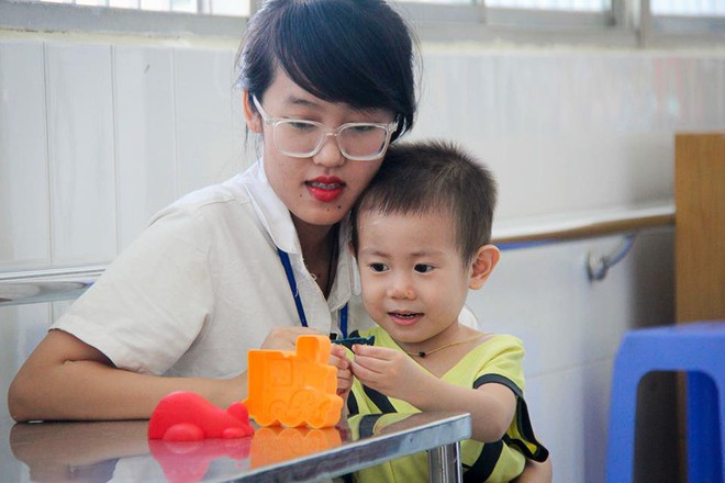 Vụ b&eacute; trai bị bỏ rơi trước cổng bệnh viện Từ Dũ: Cho b&eacute; ở lại v&agrave;i h&ocirc;m với hy vọng gia đ&igrave;nh sẽ đến đ&oacute;n - Ảnh 1.