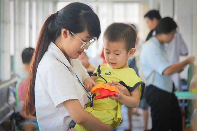 Vụ bé trai bị bỏ rơi trước cổng bệnh viện Từ Dũ: Cho bé ở lại vài hôm với hy vọng gia đình sẽ đến đón - Ảnh 6.