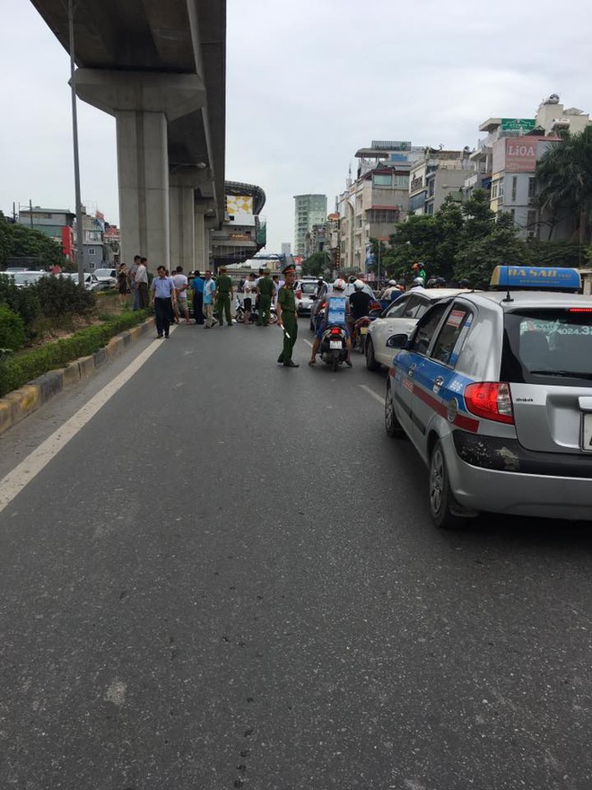Hà Nội: Nam thanh niên phóng nhanh đâm nát đuôi xe ôtô trên đường Khuất Duy Tiến - Ảnh 2.