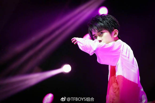 Trai đẹp tuổi teen TFBoys bùng nổ trong concert kỷ niệm 4 năm - Ảnh 12.