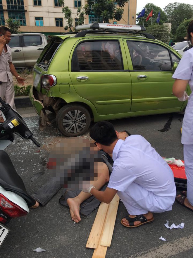 Hà Nội: Nam thanh niên phóng nhanh đâm nát đuôi xe ôtô trên đường Khuất Duy Tiến - Ảnh 1.