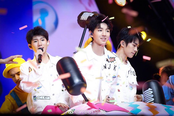 Trai đẹp tuổi teen TFBoys bùng nổ trong concert kỷ niệm 4 năm - Ảnh 3.