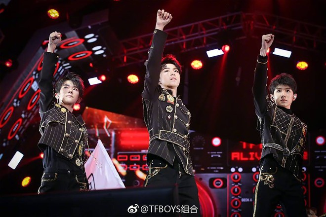 Trai đẹp tuổi teen TFBoys bùng nổ trong concert kỷ niệm 4 năm - Ảnh 1.