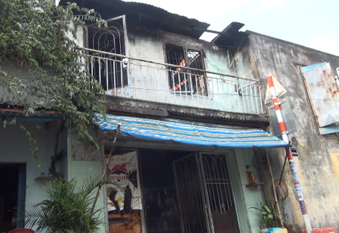 B&agrave; bồng ch&aacute;u 2 tuổi chạy tho&aacute;t th&acirc;n khỏi căn nh&agrave; bốc ch&aacute;y dữ dội ở S&agrave;i G&ograve;n - Ảnh 3.