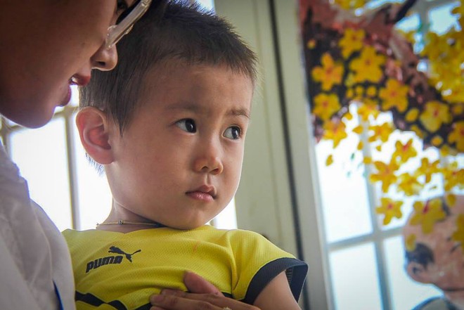 Vụ b&eacute; trai bị bỏ rơi trước cổng bệnh viện Từ Dũ: Cho b&eacute; ở lại v&agrave;i h&ocirc;m với hy vọng gia đ&igrave;nh sẽ đến đ&oacute;n - Ảnh 4.