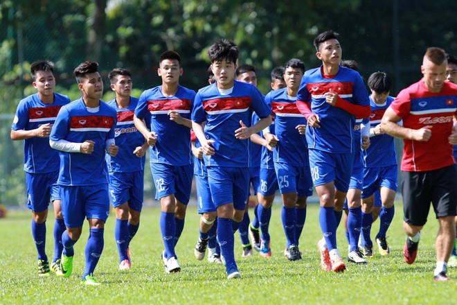 HLV Hữu Thắng loại 4 cầu thủ, chốt danh sách U22 Việt Nam dự SEA Games 29 - Ảnh 1.