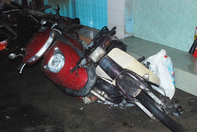 Người d&acirc;n v&agrave; du kh&aacute;ch ở phố T&acirc;y B&ugrave;i Viện nhốn nh&aacute;o v&igrave; ch&aacute;y nh&agrave; trong hẻm, nhiều tuyến đường bị cắt điện - Ảnh 6.