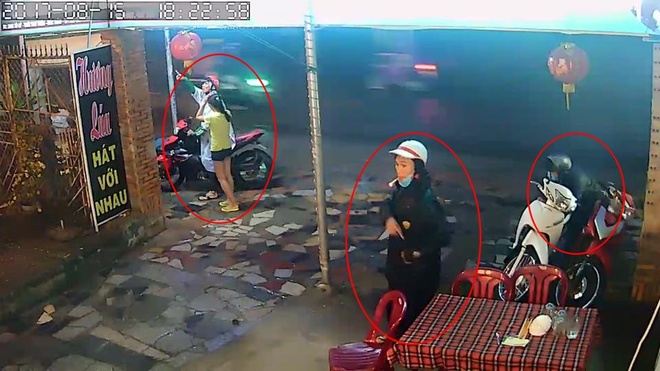 Clip: Ba thanh niên dàn cảnh cướp xe máy trước mắt nữ nhân viên quán ăn ở Sài Gòn - Ảnh 2.