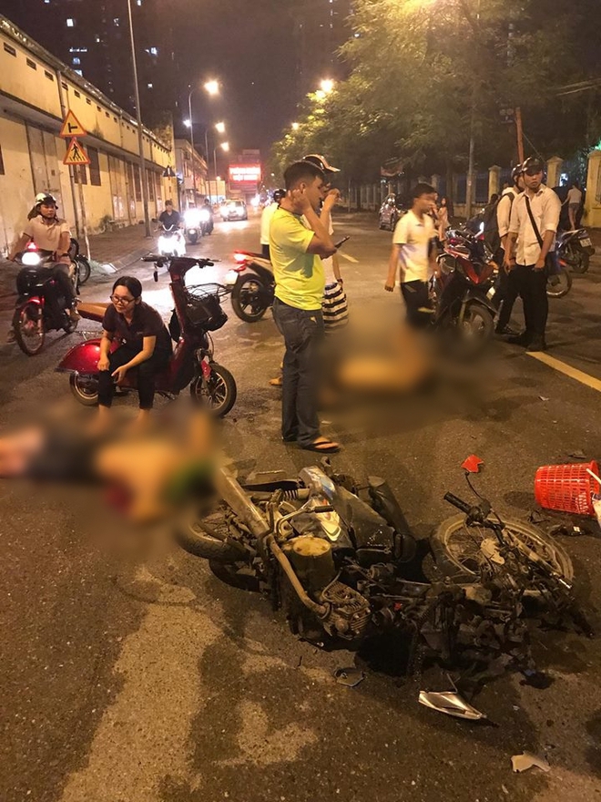 H&agrave; Nội: Chồng chở vợ mang bầu bị hai thanh ni&ecirc;n say xỉn t&ocirc;ng tr&uacute;ng, 4 người bị thương nặng - Ảnh 2.