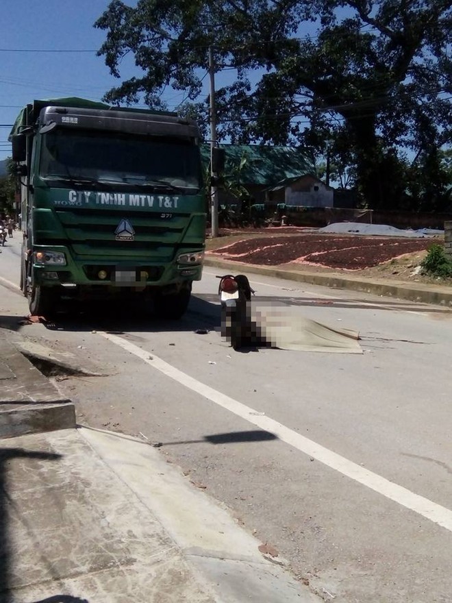 Lạng Sơn: T&ocirc;ng trực diện với xe tải, hai người đ&agrave;n &ocirc;ng đi xe m&aacute;y tử vong tại chỗ - Ảnh 1.