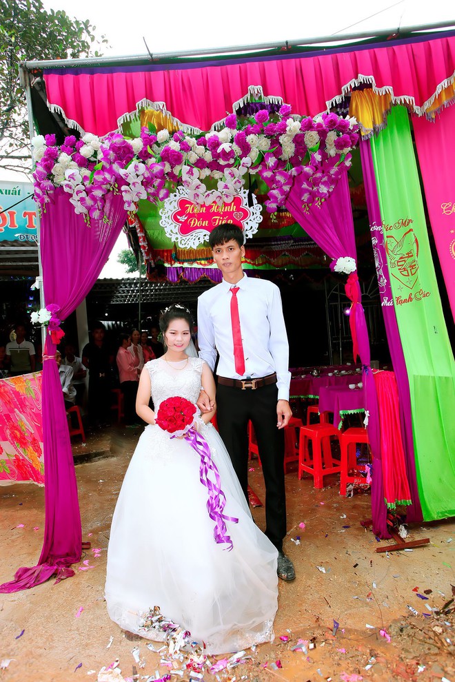 Đ&aacute;m cưới của ch&agrave;ng 1m83 - n&agrave;ng 1m39 được chia sẻ nhiệt t&igrave;nh nhất h&ocirc;m nay - Ảnh 2.