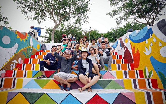Khách Tây bỏ tiền cùng sinh viên Đà Nẵng biến bãi rác thành tranh tường đầy màu sắc - Ảnh 3.
