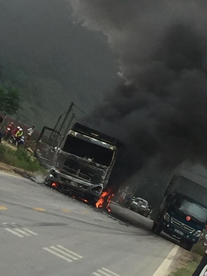 Sơn La: Tài xế bất lực nhìn xe tải bốc cháy ngùn ngụt trên quốc lộ - Ảnh 3.