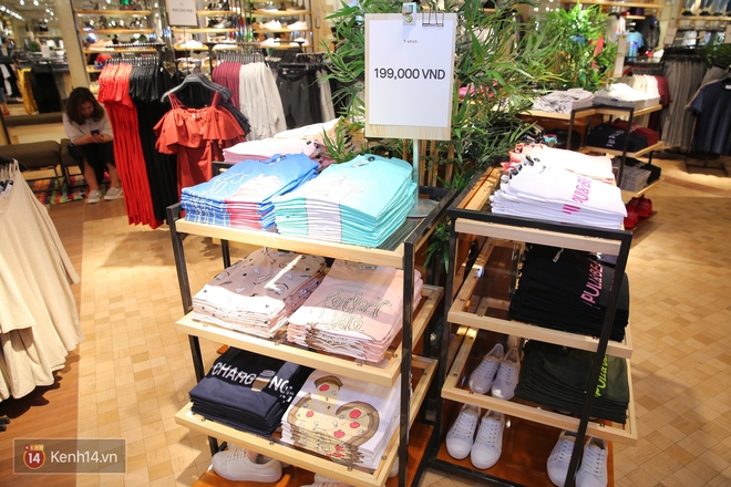 Pull&Bear Việt Nam: Giá rẻ hơn Thái Lan, áo phông giá từ 149.000 đồng, quần jeans từ 699.000 đồng - Ảnh 4.