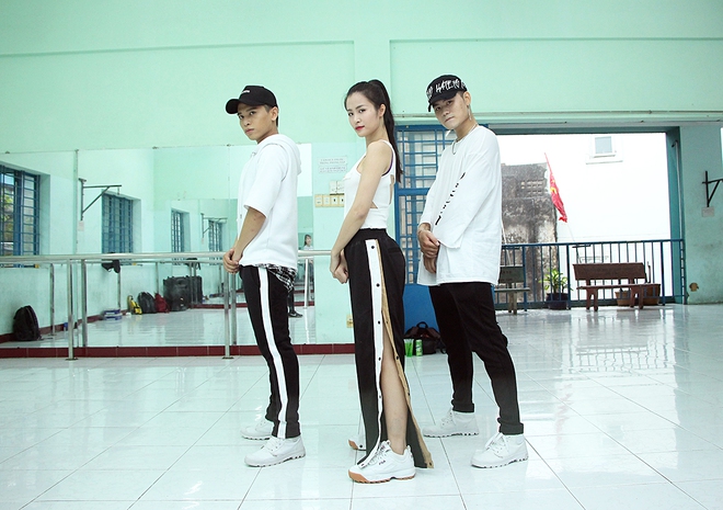 Đ&ocirc;ng Nhi ăn vội trong ph&ograve;ng tập, hứa hẹn thể hiện vũ đạo cực kh&oacute; nhưng đẹp mắt tại Asia Song Festival 2017 - Ảnh 10.