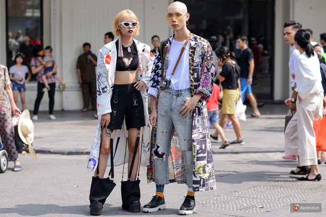 Street style ng&agrave;y đầu VIFW: Giới trẻ H&agrave; Nội ăn vận lồng lộn hơn hẳn năm trước, c&aacute;c nh&oacute;c t&igrave; mặc chất g&acirc;y b&atilde;o phố đi bộ - Ảnh 14.