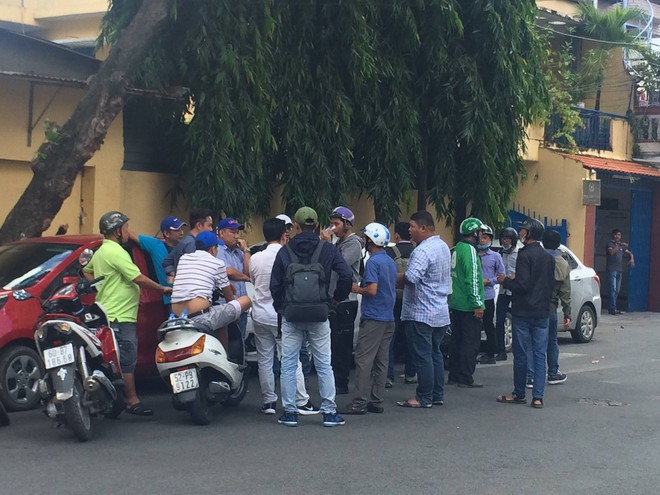 Nam thanh ni&ecirc;n bất ngờ đập ph&aacute; nhiều &ocirc; t&ocirc; của t&agrave;i xế GrabCar ở S&agrave;i G&ograve;n - Ảnh 4.