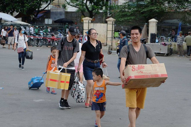 Kết thúc kỳ nghỉ lễ, người dân lỉnh kỉnh đồ đạc, mang theo trẻ nhỏ ùn ùn trở lại Hà Nội và Sài Gòn - Ảnh 4.