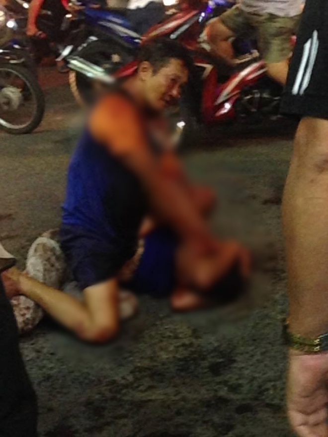 Người đàn ông cầm hung khí đâm gục 2 người ở trung tâm Sài Gòn - Ảnh 1.