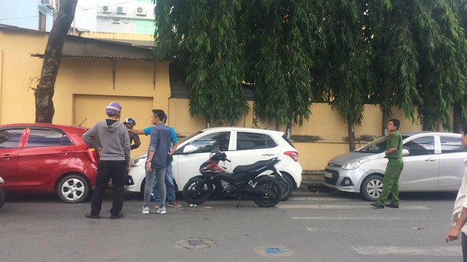 Nam thanh ni&ecirc;n đập ph&aacute; xe &ocirc; t&ocirc; của t&agrave;i xế GrabCar: T&ocirc;i l&agrave;m theo lệnh của b&agrave; chủ qu&aacute;n nhậu! - Ảnh 4.