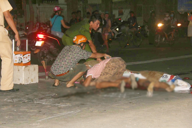 Người thân khóc ngất bên thi thể không nguyên vẹn của người phụ nữ chết thảm dưới bánh xe tải - Ảnh 1.