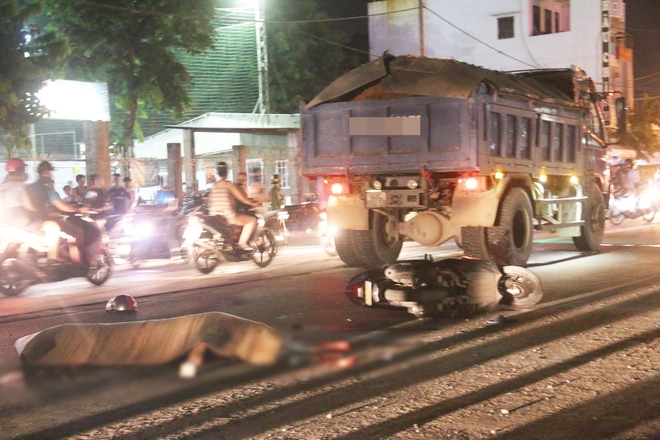 Người thân khóc ngất bên thi thể không nguyên vẹn của người phụ nữ chết thảm dưới bánh xe tải - Ảnh 2.