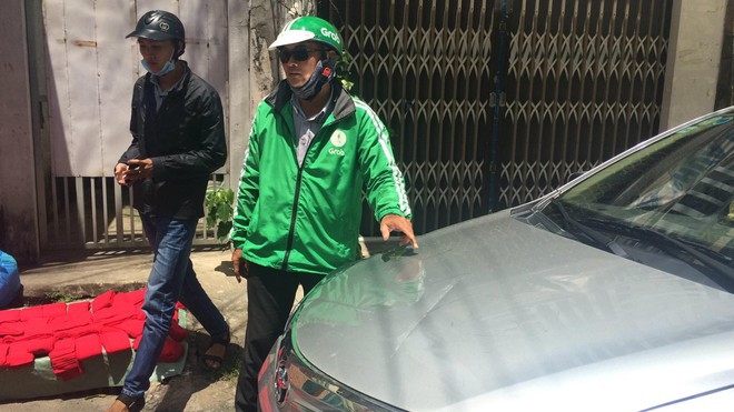 Nam thanh ni&ecirc;n bất ngờ đập ph&aacute; nhiều &ocirc; t&ocirc; của t&agrave;i xế GrabCar ở S&agrave;i G&ograve;n - Ảnh 2.