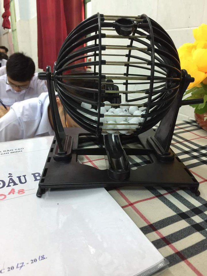 Lớp học th&oacute;t tim nhất S&agrave;i G&ograve;n: Quay xổ số để gọi học sinh kiểm tra miệng - Ảnh 1.