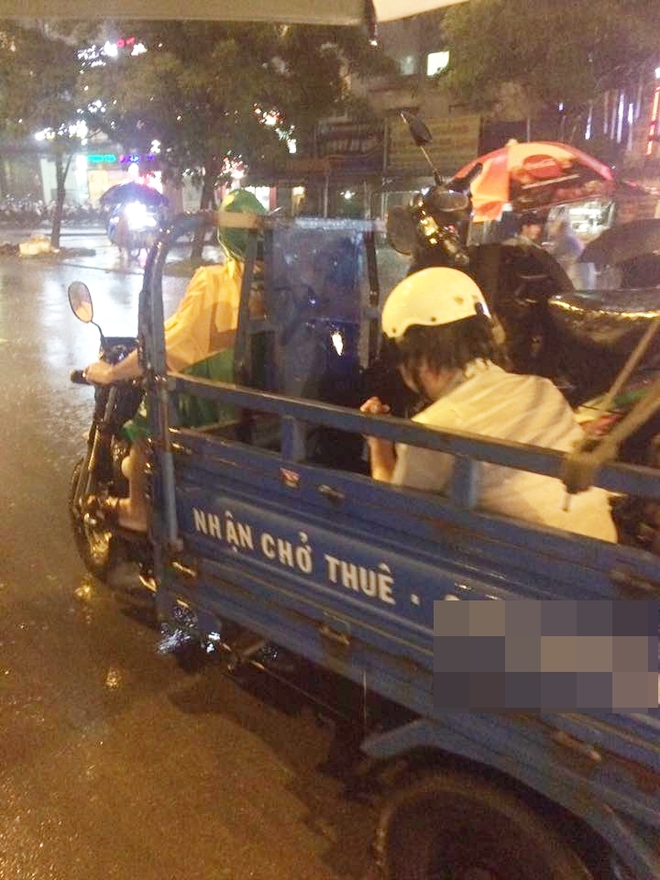 C&acirc;u chuyện đẹp giữa l&ograve;ng S&agrave;i G&ograve;n: Người đ&agrave;n &ocirc;ng chạy SH dừng dưới mưa 40 ph&uacute;t b&ecirc;n nam thanh ni&ecirc;n say xỉn - Ảnh 3.